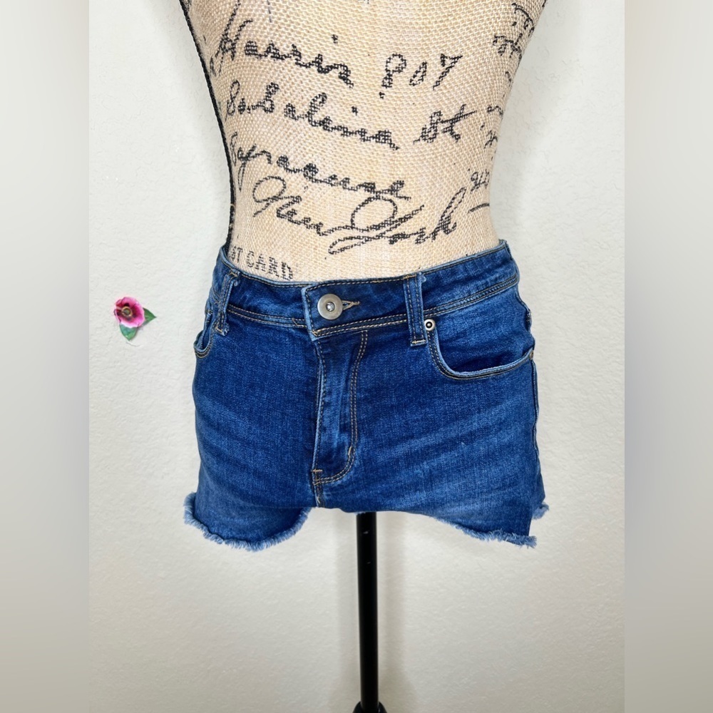 ModCloth High Rise Raw Hem Medium Wash Denim Cutoff Shorts Size 4